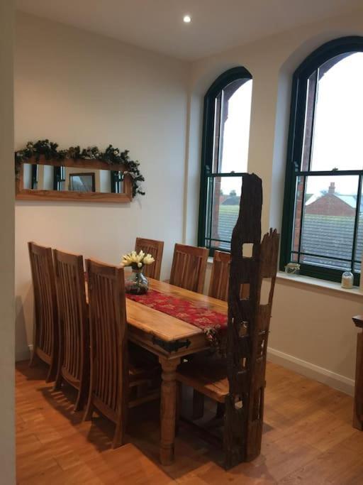 Converted Chapel Filey Floor To Ceiling Arch Window المظهر الخارجي الصورة